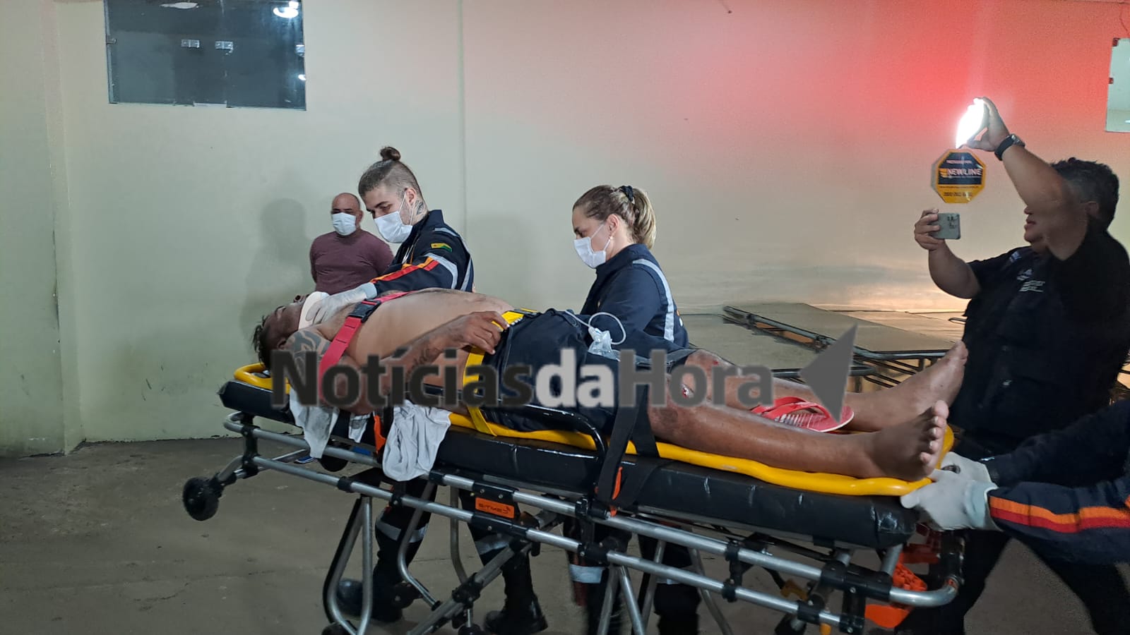 Motociclista em alta velocidade desvia de ônibus, colide com outra moto e cai desacordado na Avenida Ceará